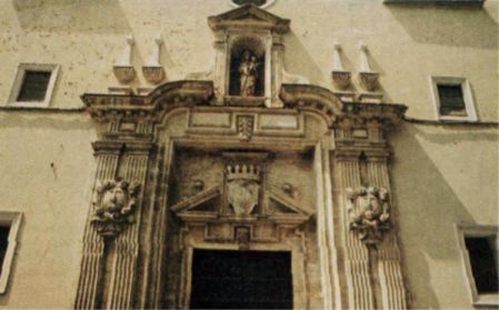 �sta es la fachada de la Iglesia